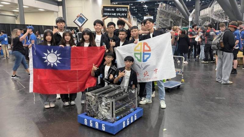 格致中學學生赴美國德州休士頓參加2026年FIRST世界機器人冠軍賽。
