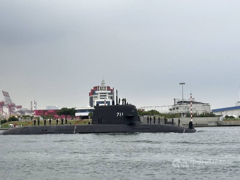 距離上次海測已經一個多月，海鯤艦5日上午7時許再度駛出港區，進行第7次潛航測試，可見測試人員立於甲板上。