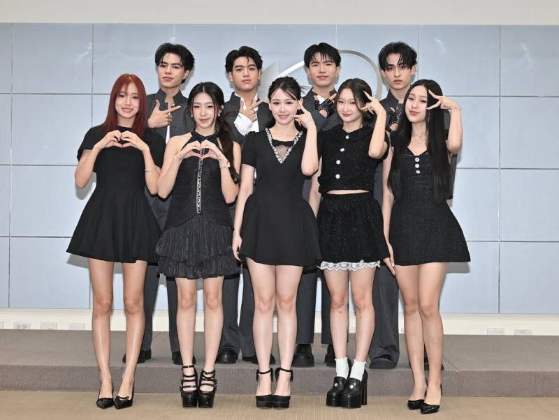 泰國女團FELIZZ（前排）、男團CLO'VER（後排）來台演出，FELIZZ成員4日在記者會分享，看見粉絲特別準備的應援影片當場紅了眼眶，十分感動。