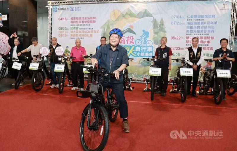 南投旅遊百K自行車小鎮漫遊活動邁入第4年，縣府5日舉行記者會宣傳，南投縣副縣長王瑞德（前）邀民眾騎單車旅遊、感受小鎮風光。
