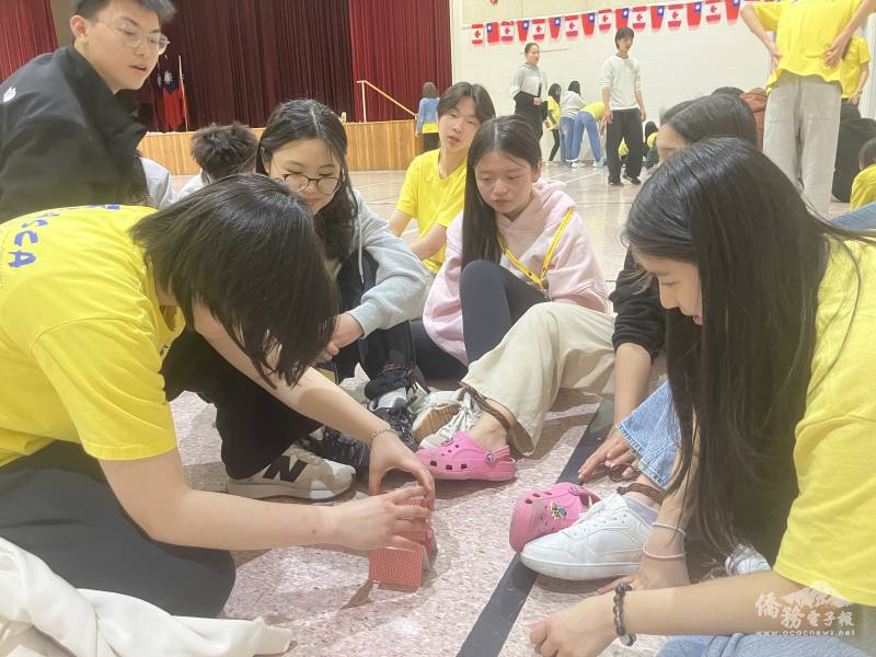 「立撲克牌」活動挑戰專注力與穩定度，學習立蛋的端午節文化精神