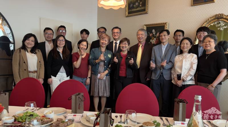 委員長與華沙僑務榮譽職及僑民代表僑務餐敘