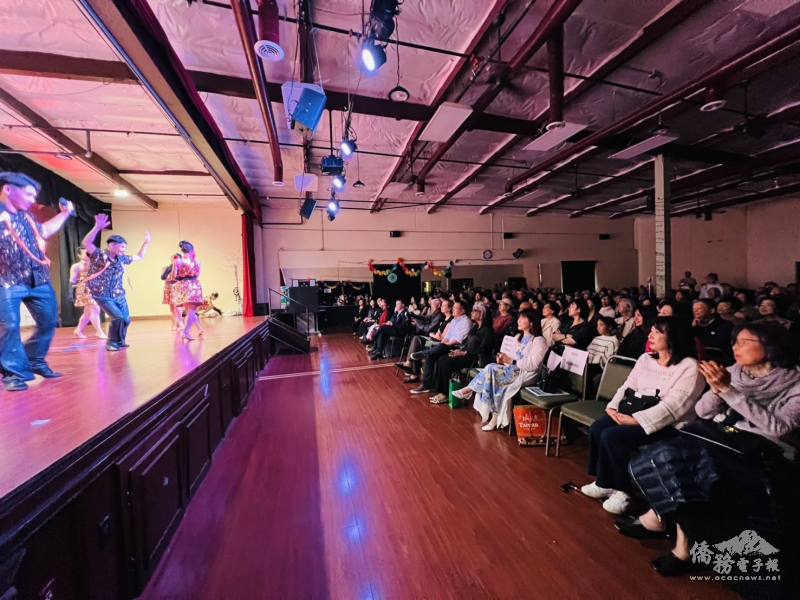 聖地牙哥僑民正興致盎然地觀賞舞蹈演出