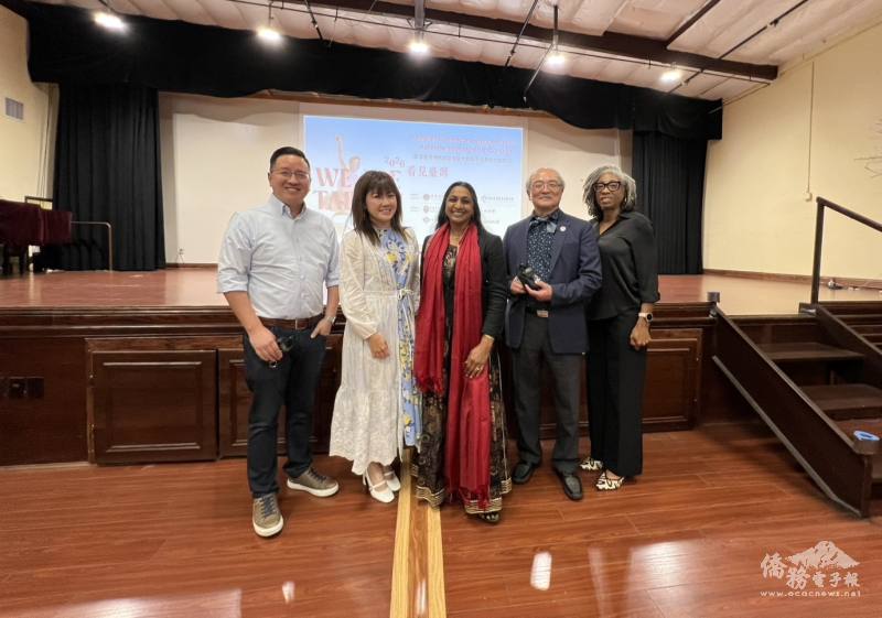 橙縣文教中心主任蕭蓓如（左2)與加州眾議會議員Darshana Patel 博士(中）、聖地牙哥台美基金會董事長廖炳惠授（右2)、貴賓聖地牙哥郡第四區監督（Supervisor)Monica Montgomery Steppe(右1)、聖地牙哥市議員第六區代表Kent Lee（左1)合影留念。