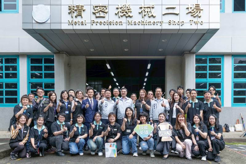 2026年5月5日行政院長卓榮泰訪視第48屆國際技能競賽國手及團隊培訓情形