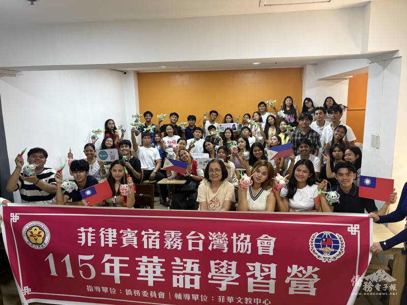 宿霧華語學習營第四期學員與老師開心合影，展現熱烈學習氛圍