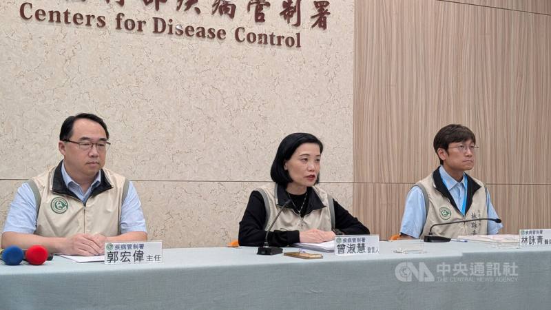 70多歲彰化男性鴨農確診H7N7，為首例本土H7新型A型流感病例。衛生福利部疾病管制署發言人曾淑慧（中）5日表示，經農衛雙方共同就整體影響評估，對國內人類公衛風險評級為「低風險」。