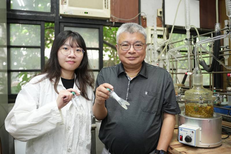 中興大學循環經濟研究學院院長王升陽（右）與博士徐驀蓉（左）等研究發現，柑橘加工後的廢棄物含天然單萜類化合物γ-terpinene（γ-松油烯），經細胞實驗顯示可提升粒線體活力並修復神經細胞損傷。