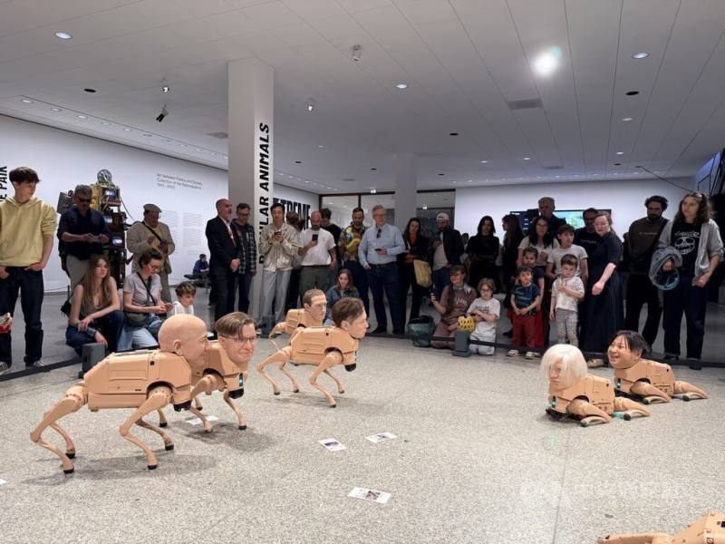 美國數位藝術家Beeple裝置作品「常規動物」於柏林新國家美術館展出，機器狗裝上獨裁者、改變世界審美的藝術家與科技巨頭臉孔，在展場中移動並透過人工智慧生成圖像，吸引觀眾圍觀。