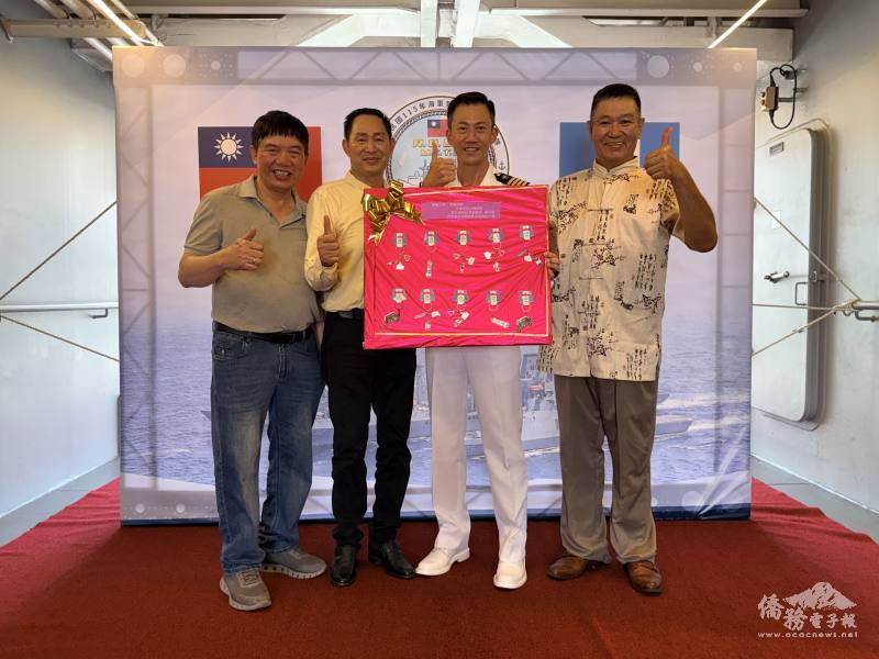 各僑團代表登上磐石艦聽取簡報致贈敬軍禮品，近距離了解國軍遠航任務與訓練成果。=