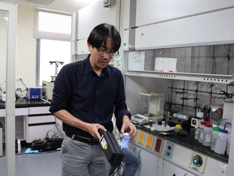 陽明交通大學生物科技系副教授李明家帶領團隊開發出無毒性的新發光材料，在壓縮或拉伸時會綻放藍色螢光，這種柔軟且可彎曲可調整發光特性的材料，未來有望應用於光電顯示器、生醫影像感測與穿戴式裝置。