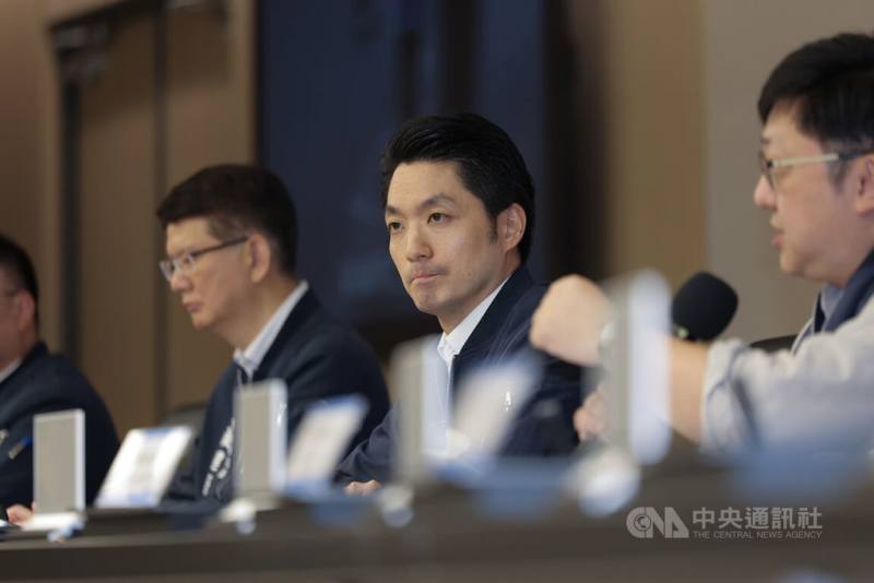 許多民眾近期頻反映台北街頭出現老鼠。台北市政府5日下午舉行鼠害防治記者會，市長蔣萬安（右2）說明，12行政區將進行大清消，並推出「鼠類偵防師」，協助民眾住家滅鼠。