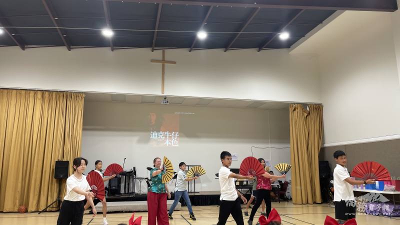 僑校畢業班及TCML學生共同表演