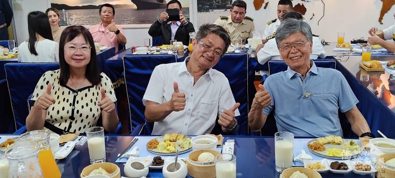 僑領於艦上與官兵互動交流，並有自薩爾瓦多遠道而來的臺灣商會共襄盛舉