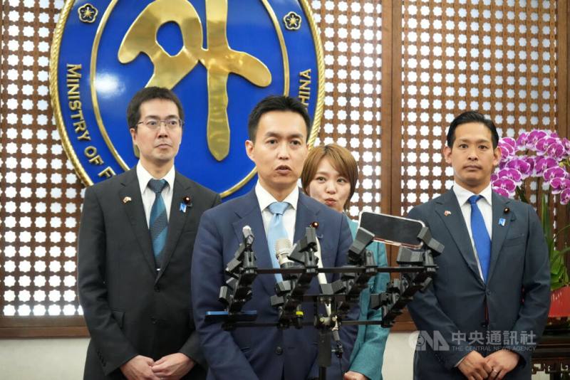 日本自民黨青年局組團訪台，5日於外交部接受媒體聯訪，由日本自民黨青年局長平沼正二郎（前排）代表發言。
