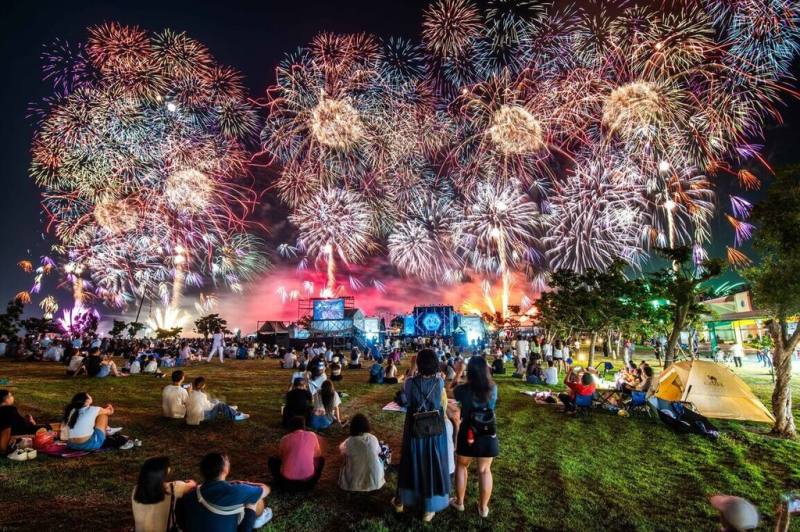 「2026東石海之夏」活動將於7月18、19日及25、26日兩個週末，在嘉義縣東石漁人碼頭登場。萬眾矚目的海上煙火秀預計活動最後一天晚間施放。圖為往年施放絢麗場面。