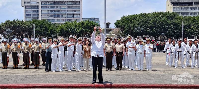 瓜國總統與敦睦艦隊官兵互動合影，展現臺瓜友好情誼