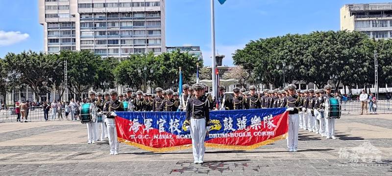 敦睦艦隊於憲法廣場演出場面壯觀