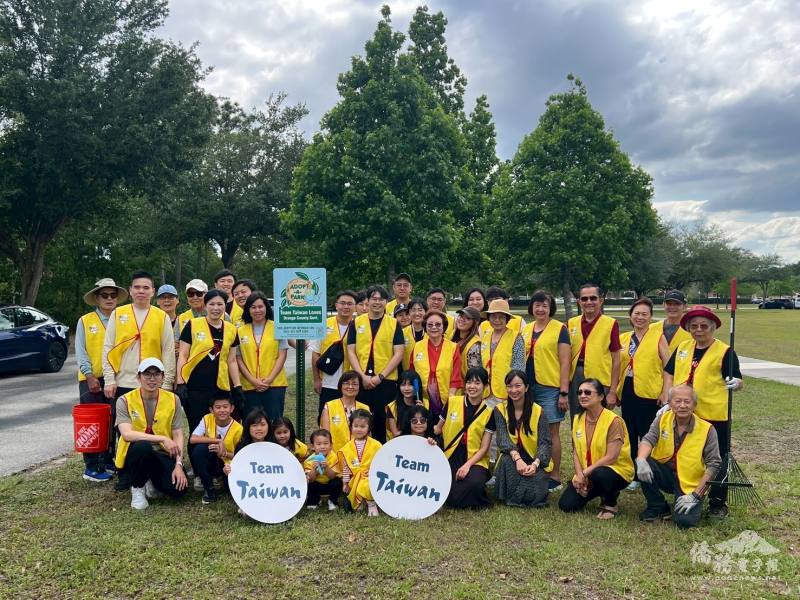 志工與公園的Team Taiwan立牌合影（第二排右三：僑務諮詢委員王成章）