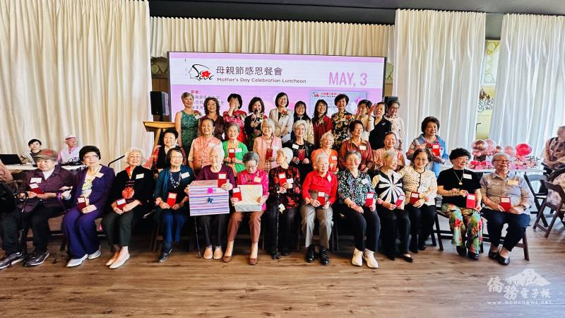 西雅圖中華婦女會也特別準備敬老紅包，向現場「80歲以上母親」獻上誠摯敬意與祝福