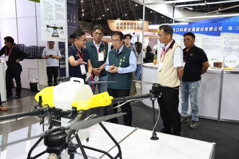 2026亞太區農業技術展覽暨會議6日在大台南會展中心登場，台南市長黃偉哲（前右2）也走訪會場，了解展出內容。