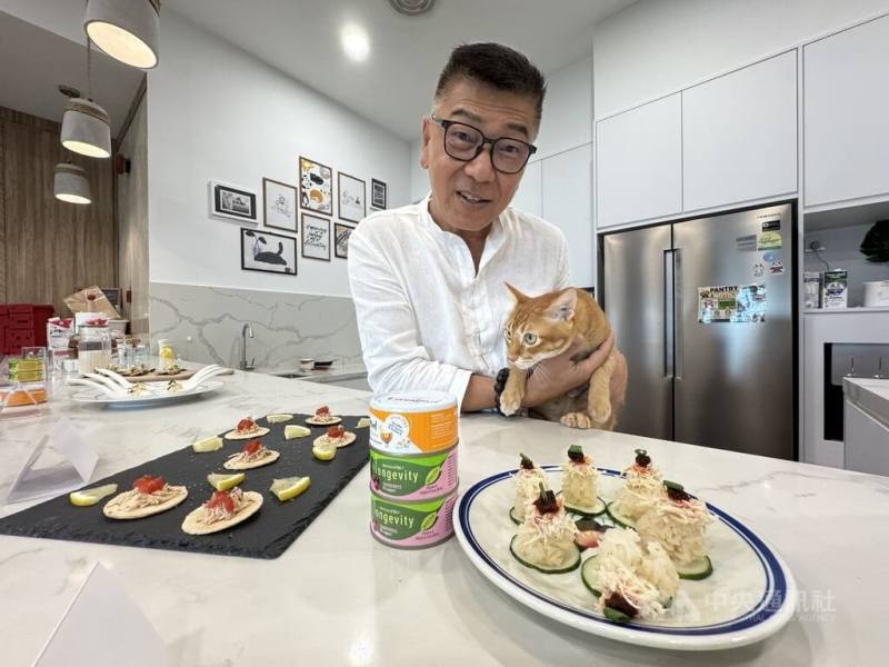 新加坡寵物協會前會長葉成德，在寵物食品產業深耕超過30年。葉成德的公司推出各式健康寵物食品，他觀察到，越來越多飼主將寵物視為自己的孩子。
