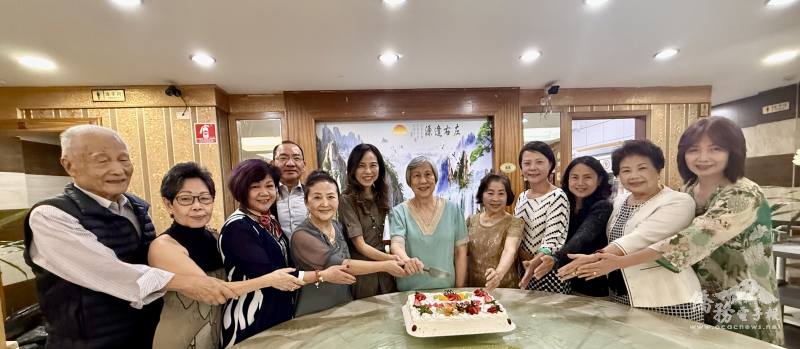 貴賓和5月份壽星合切母親節蛋糕來祝福母親節快樂
