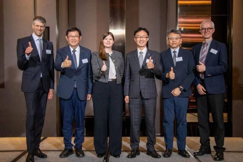 「台德航太衛星暨無人機技術產業會議」5日登場，外交部無人機外交小組執行長江振瑋（左2）、德國聯邦經濟暨能源部航太經濟政策官員Peter Harbich（左1）等與會人員合影。
