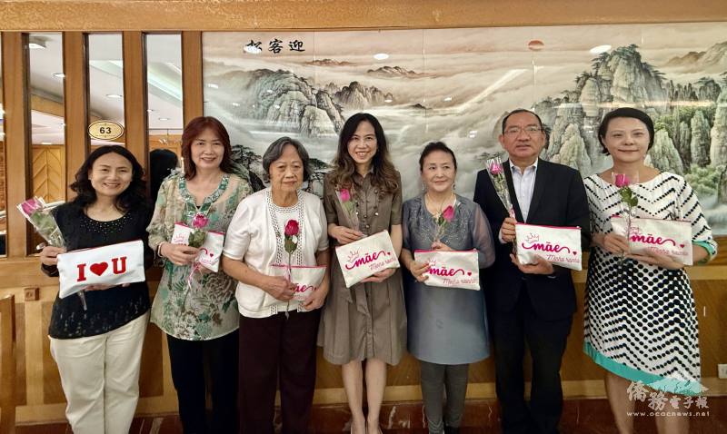 右起駐聖保羅辦事處組長徐澤玗、主任尤正才、創辦人李宗德、處長朱怡靜送花及小禮物用給母親代表洪燕玉、執行長曹碧珠、臺貿中心主任施懿倫