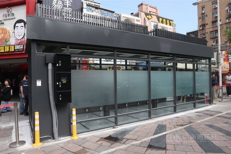 One of the first five negative-pressure smoking rooms introduced in Taipei is seen in the Ximending shopping area on Thursday.