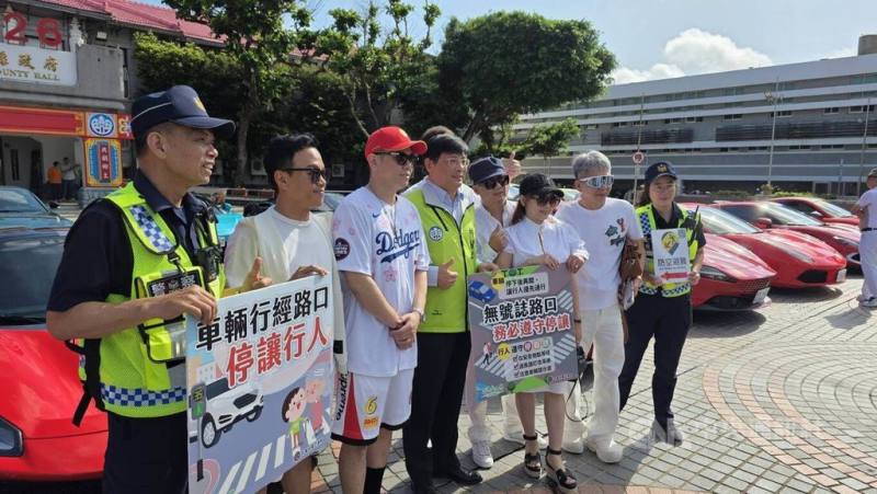 奇裕超跑車隊集結22部名車齊聚澎湖，澎湖縣副縣長林皆興（左4）7日在縣府前迎接，同時宣導交通安全，確保車隊有平安的澎湖之旅。