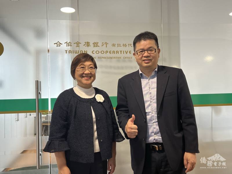 徐佳青與合作金庫布拉格辦事處代表謝宗昇合影