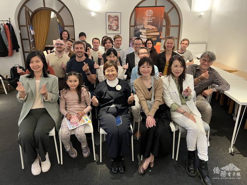 僑務委員會委員長徐佳青與臺灣華語文學習中心(TCML)師生、學員合影