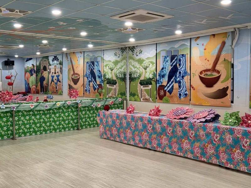 「新北哈客土城館」8日在土城區樂利國小揭牌啟用，結合傳統六藝與在地桐花元素、藍染等特色，並設置互動式教學工具與客語學習素材，讓民眾可以體驗並傳承客家生活美學。