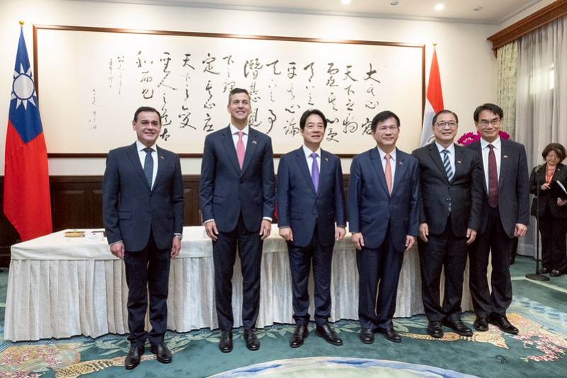 總統和與會人員合影