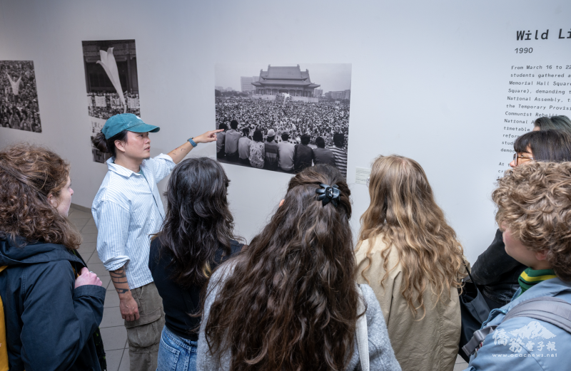 策展人葉子瑞（左二戴帽者）現場為參觀民眾導覽作品意義