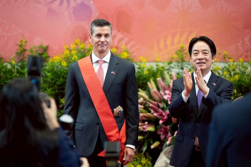 總統頒授巴拉圭共和國總統貝尼亞「采玉大勳章」