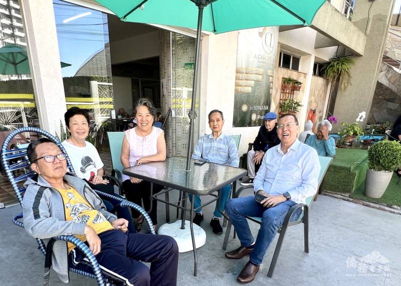 至Styllo療養院探視，左起：何明生、李瓊玉、斯碧瑤、張南夫、劉國華