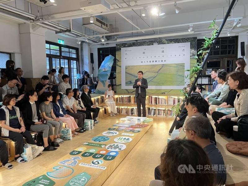 農業部林業及自然保育署舉辦的「島嶼織者—國土生態綠網主題展」8日在台北市松山文創園區開幕，邀民眾一同了解和守護國土生態綠網。