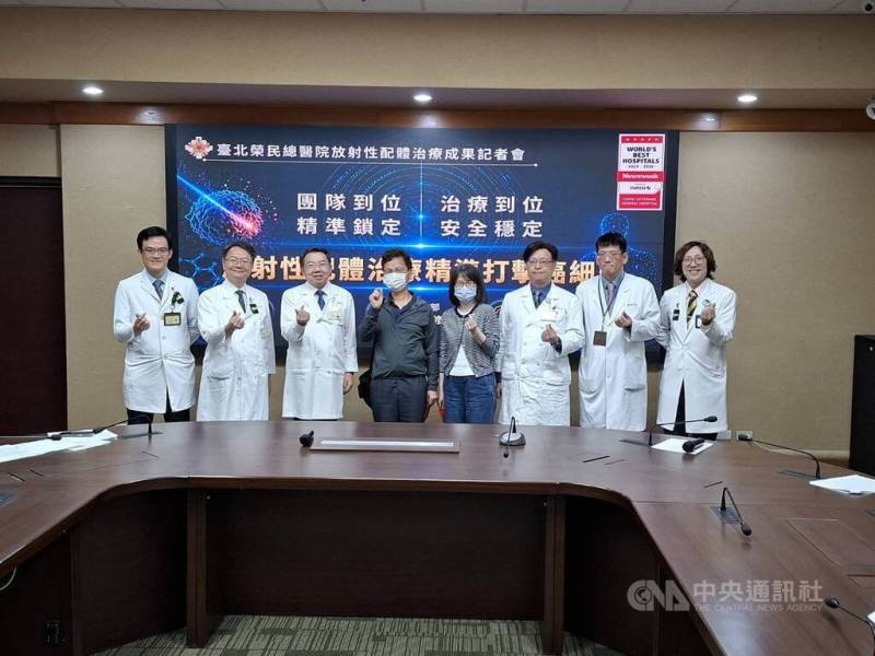 罹患神經內分泌腫瘤的許小姐（右4），為全台首例接受放射性配體治療患者，且因其副作用較低，讓她對未來更有信心，7日應邀出席台北榮總記者會，分享自身經歷。