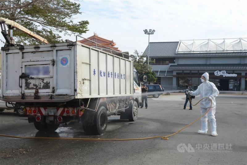 圖為禽流感化製車檢疫站。