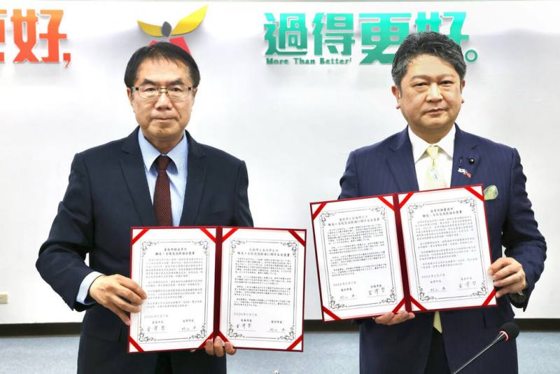 台南市長黃偉哲（左）與日本石川縣金澤市長村山卓（右）7日代表簽署兩市「觀光、文化交流促進合意書」。