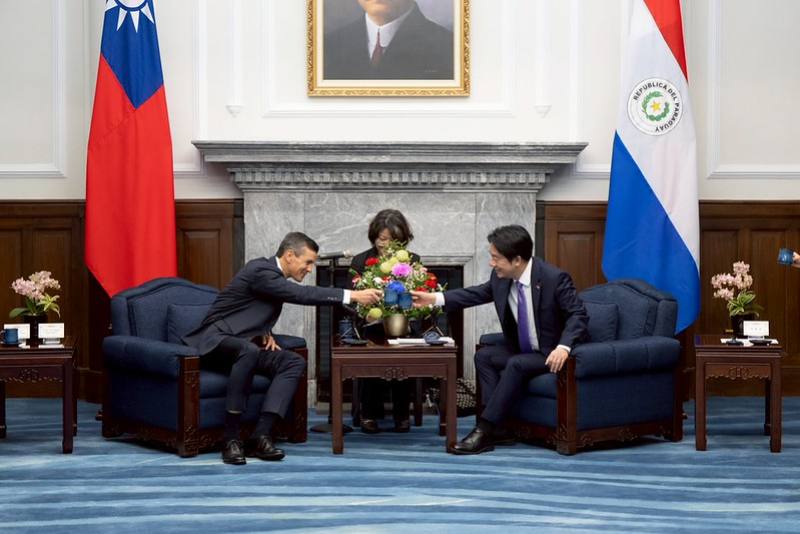 8日上午繼以軍禮歡迎巴拉圭總統貝尼亞（Santiago Peña Palacios）後，賴清德總統偕同蕭美琴副總統在總統府與貝尼亞總統進行雙邊會晤