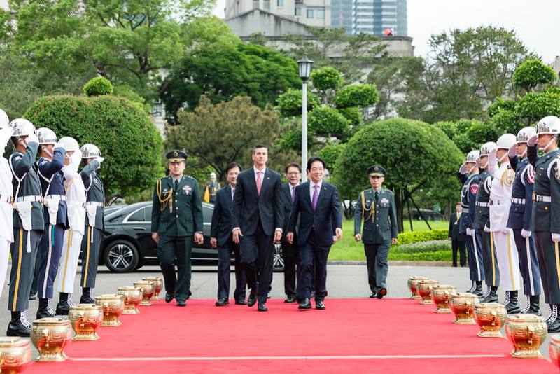 賴清德總統8日上午以隆重軍禮歡迎巴拉圭共和國總統貝尼亞（Santiago Peña Palacios）