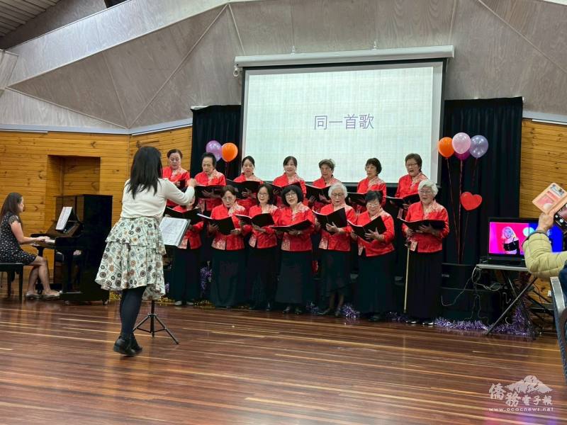 婦女會合唱團精彩演演唱〈同一首歌〉等經典歌曲，引起全場共鳴