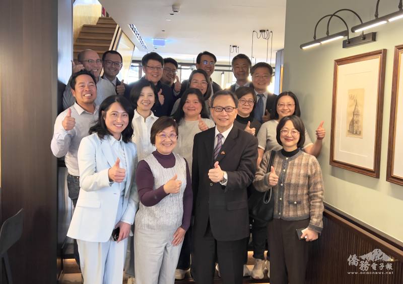 僑務委員會委員長徐佳青（首排左2）與臺商會產業交流餐會合影