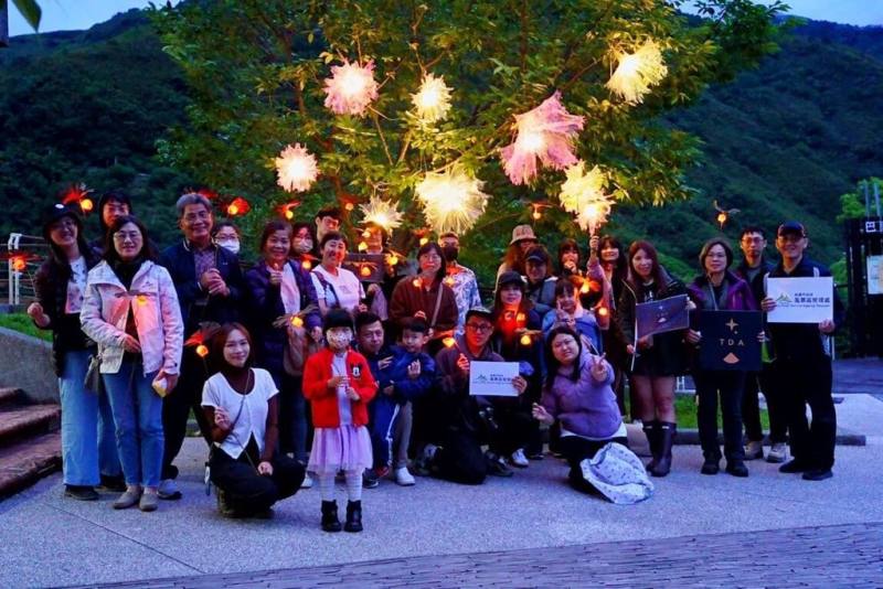 桃園市政府風景區管理處10日表示，市府配合母親節於拉拉山遊客中心及巴陵古道辦理系列活動，讓外界看見拉拉山推動暗空勝地認證及發展永續遊程的潛力。（台灣暗空協會提供）