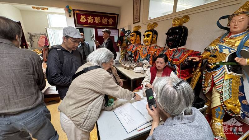 天后宮遵循傳統辦理「借富還富」儀式，鄉親虔誠參與，展現臺灣宗教誠信精神在海外的薪火相傳