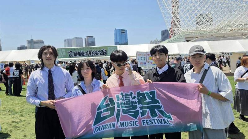 台灣祭南方大唱冠軍樂團RIKI，10日代表台灣登上日本神戶最大型戶外音樂祭COMING KOBE舞台，展現台灣原創音樂生命力。（屏東縣政府提供）