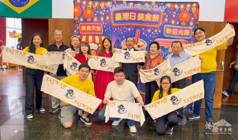 尤正才主任伉儷（後排右四、五）、僑務委員洪呂麗月（右三）及陳寶玲（左四）、僑務諮詢委員洪慈和（右二）、青年協會執行長陳分逸（右一）與青協總幹事和貴賓合影